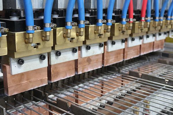 Fabrikasi Kawat Jaring Berkecepatan Tinggi dan Presisi dengan Mesin Las Rak Kawat Otomatis HWASHI untuk Rak Supermarket 1