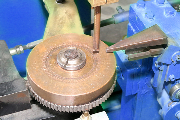 Mesin pengelasan titik otomatis untuk cincin dalam dengan distribusi kawat yang akurat 4