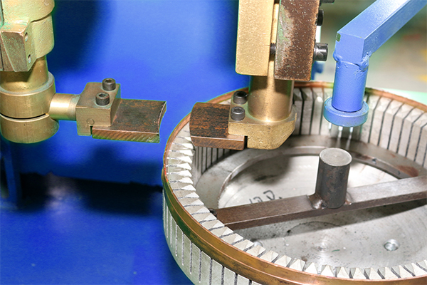 Mesin pengelasan titik otomatis untuk cincin dalam dengan distribusi kawat yang akurat 6