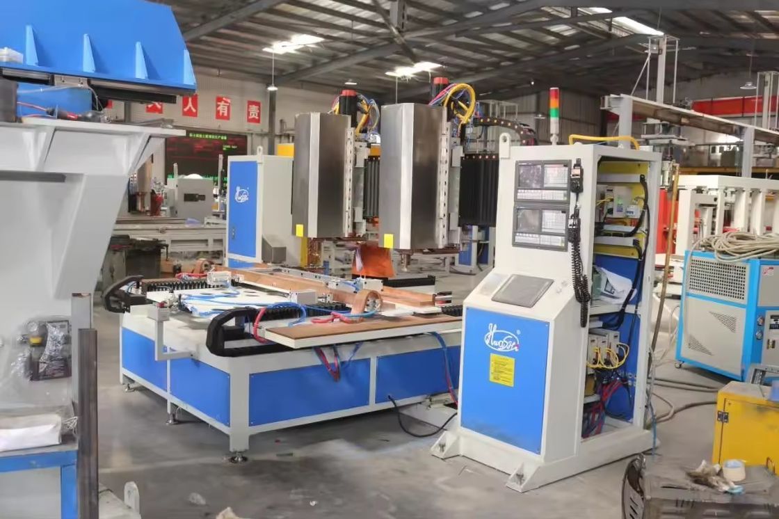 Tujuh 7Axis Cnc Spot Mesin Pengelasan Double Kepala Otomatis Lembar Logam Untuk Squat Rack
