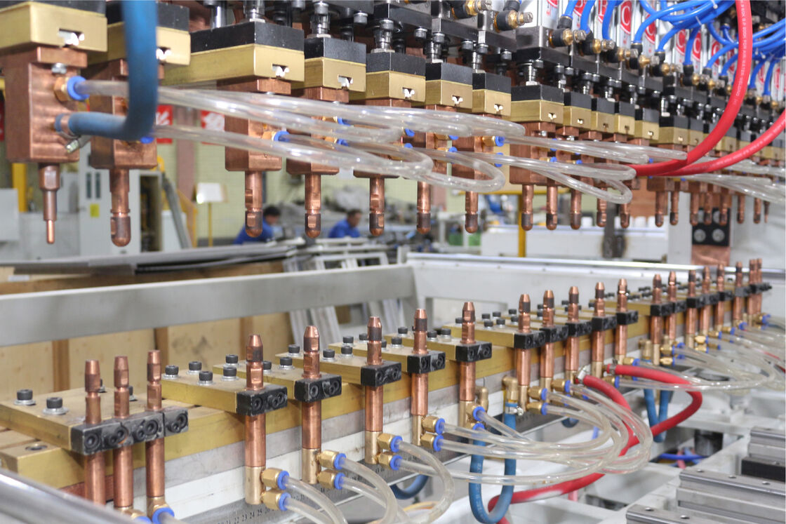 Hwashi PLC Control 380V 2-Phase Door Panel Multi Head Spot Welding Machine dengan Ketebalan Pengelasan 3+3mm